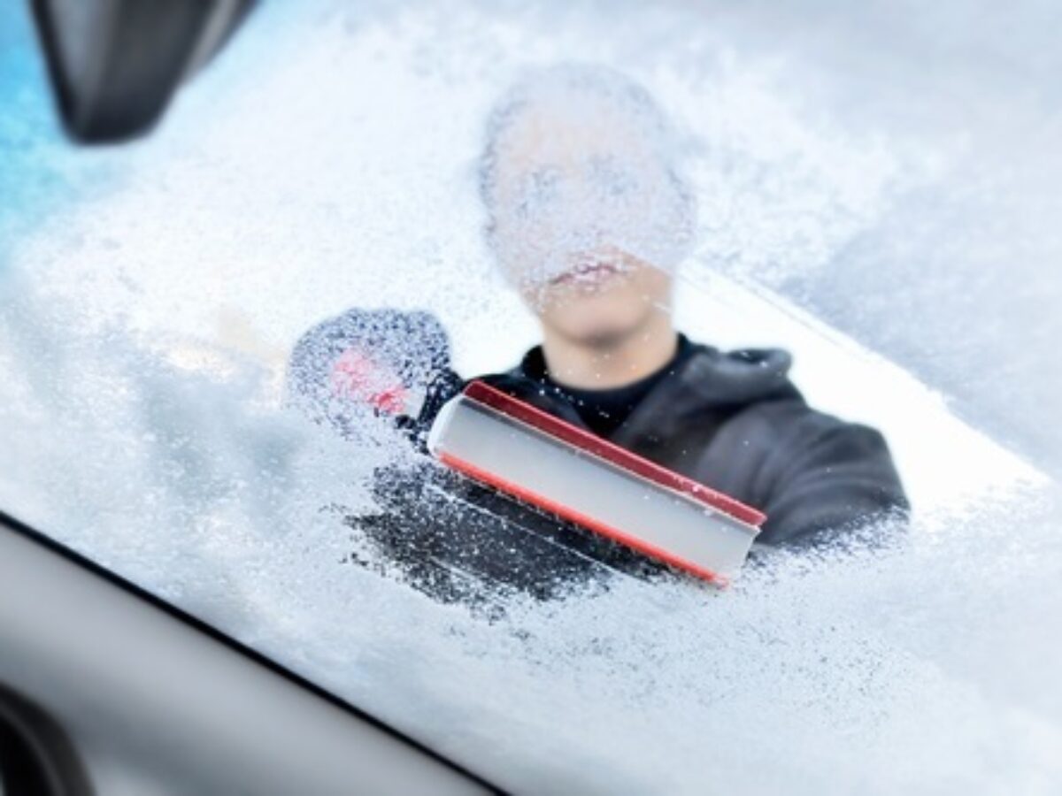 Scheiben enteisen: Tipps gegen vereiste Autoscheiben im Winter