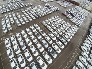 geparkte-Neuwagen-300x225 WLTP-Standard lässt VW kurzfristig die Produktion stoppen
