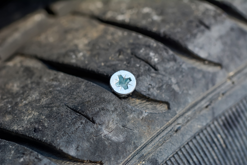 Bild3-Reifen-prüfen-auf-Fremdkörper 🚗 Reifen richtig lagern: Möglichkeiten im Sommer und Winter