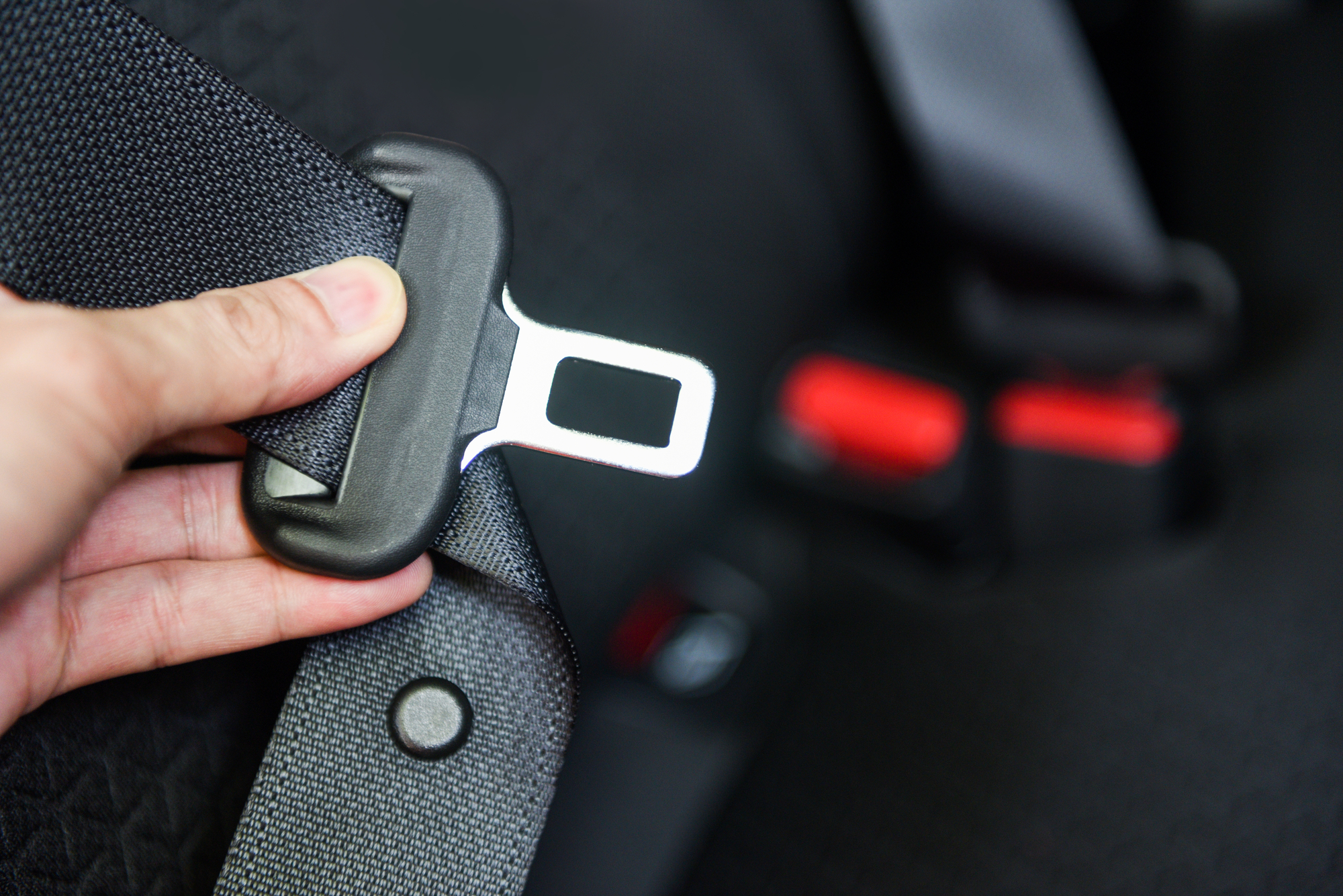 Knopf am Sicherheitsgurt im Auto: Was er für deine Sicherheit
